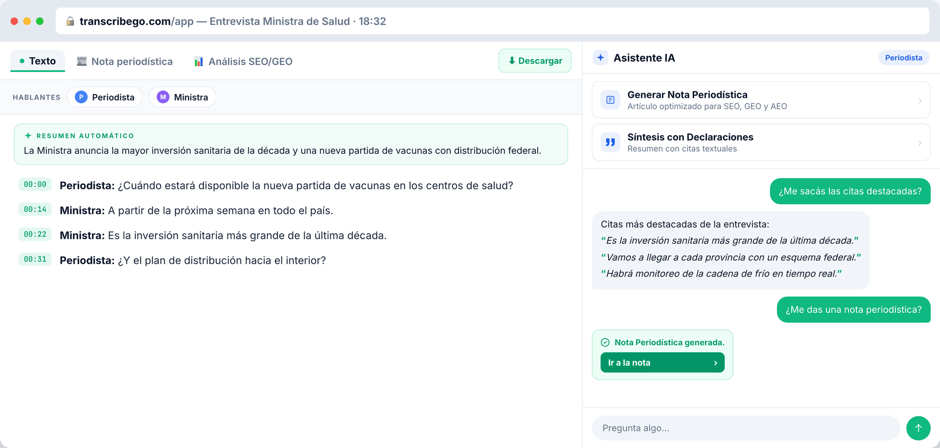 Веб-приложение TranscribeGo с диаризованной расшифровкой слева и AI-ассистентом в режиме Журналиста справа