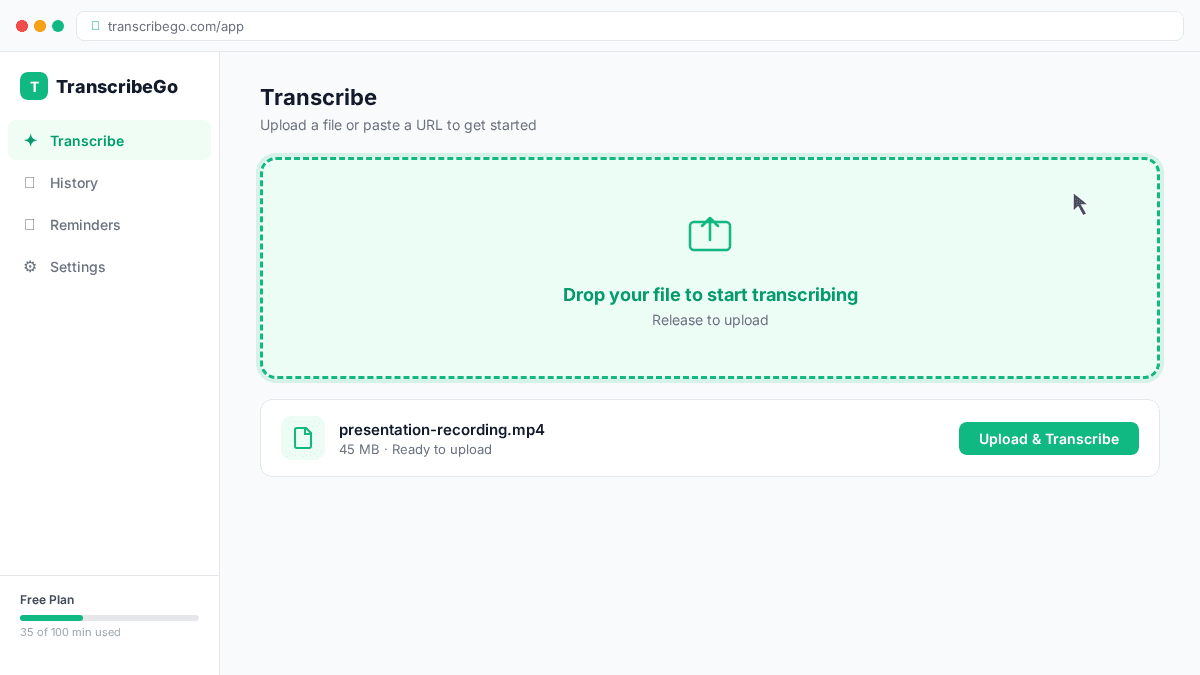 Tệp video đang được kéo vào khu vực tải lên của TranscribeGo