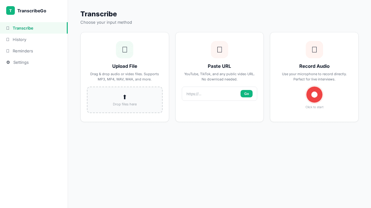 Панель управления TranscribeGo, показывающая область загрузки файлов, транскрипцию URL с поддержкой YouTube, TikTok и Instagram, и запись с микрофона