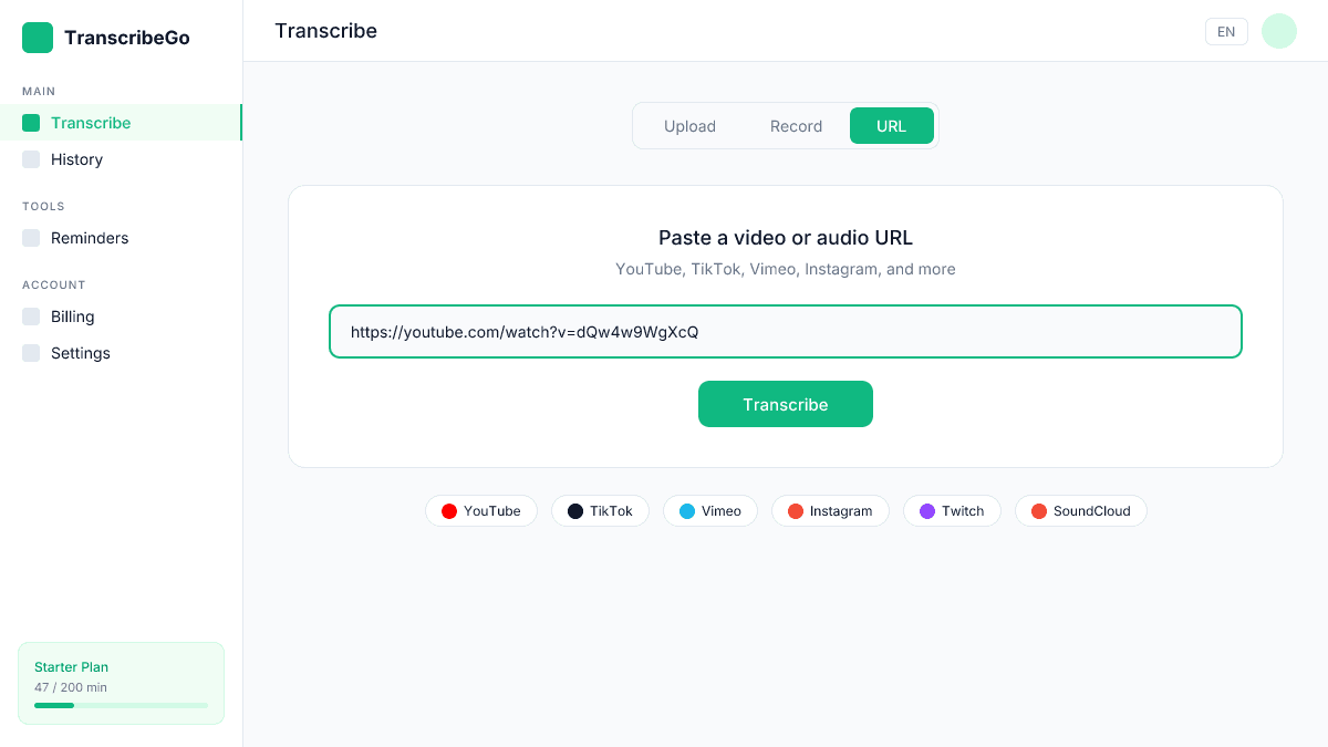 Scheda di trascrizione URL di TranscribeGo con un URL di podcast YouTube incollato