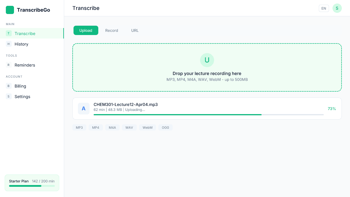 Interface de téléchargement de TranscribeGo montrant un fichier audio de cours en cours de téléchargement