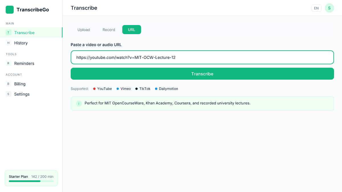 Onglet de transcription URL de TranscribeGo avec un URL de cours YouTube collé